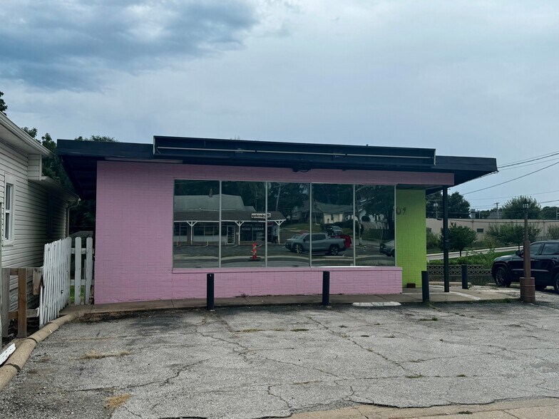 More Photos Of 301 E 23rd St S, Independence Office For Sale