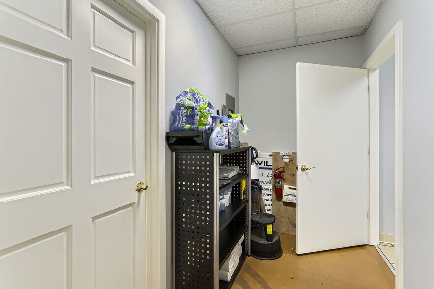 More Photos Of 5215 SE Flavel Dr, Portland Freestanding For Lease