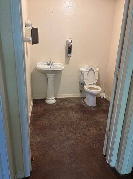 More Photos Of 2992 N Hwy 167, Catoosa Office For Sale