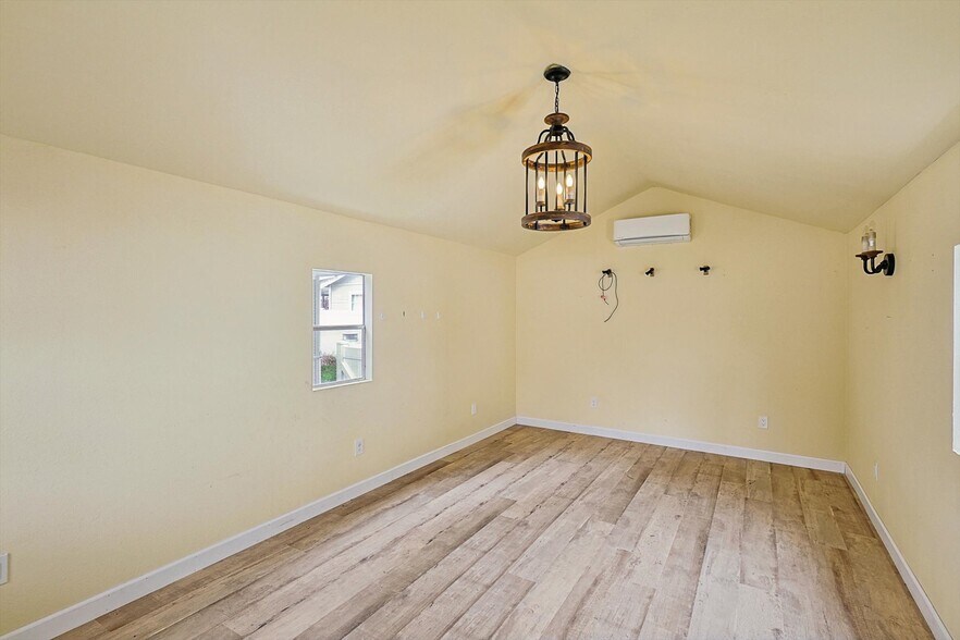 More Photos Of 111 S Pine St, Roanoke General Retail For Sale