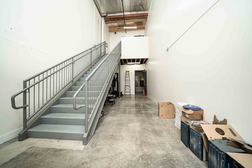 More Photos Of 2001 Saturn St, Monterey Park Light Distribution For Sale