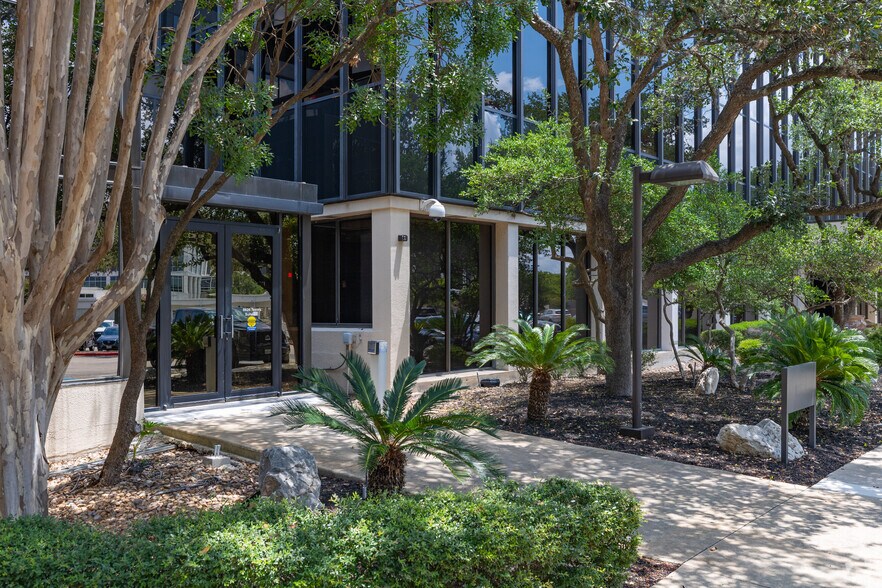 More Photos Of 8700 Tesoro Dr, San Antonio Office For Sale