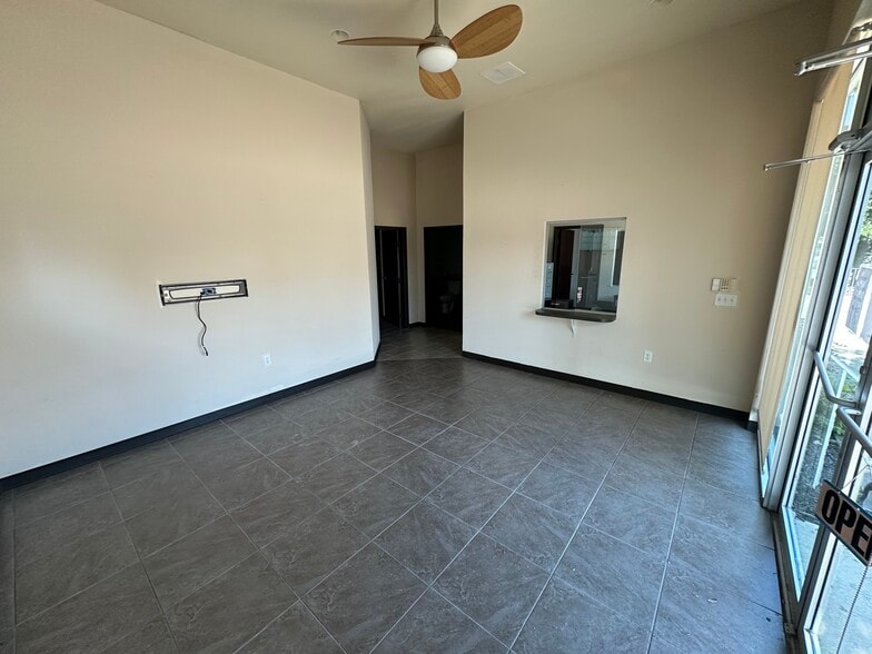 More Photos Of 2535 Charlotte St, Denton Medical For Lease