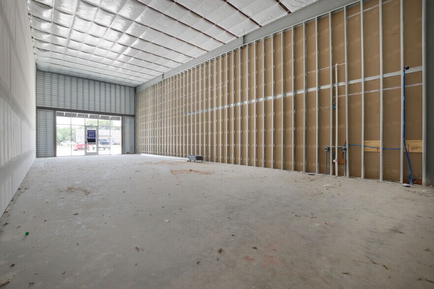 More Photos Of 1009 E 4th St, Lampasas Storefront For Lease