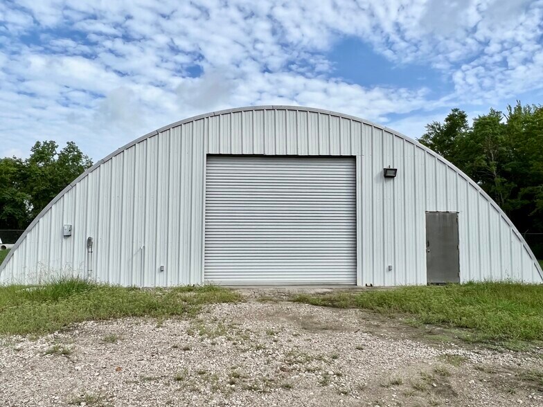 More Photos Of 4512 S Highway 35, Alvin Light Manufacturing For Lease