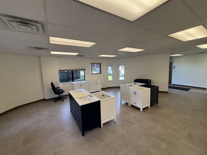 More Photos Of 216-218 Sherwood Ave, Farmingdale Warehouse For Lease