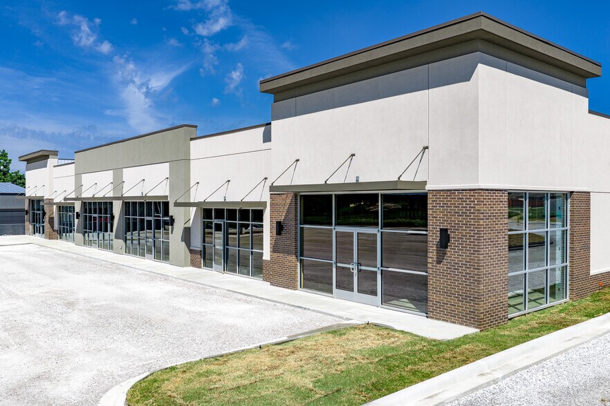 More Photos Of 10514-10524 E AR 72 Hwy, Pea Ridge Showroom For Lease
