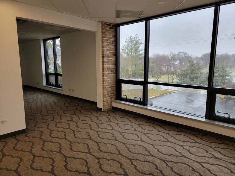 More Photos Of 390 E Devon Ave, Roselle Office For Lease