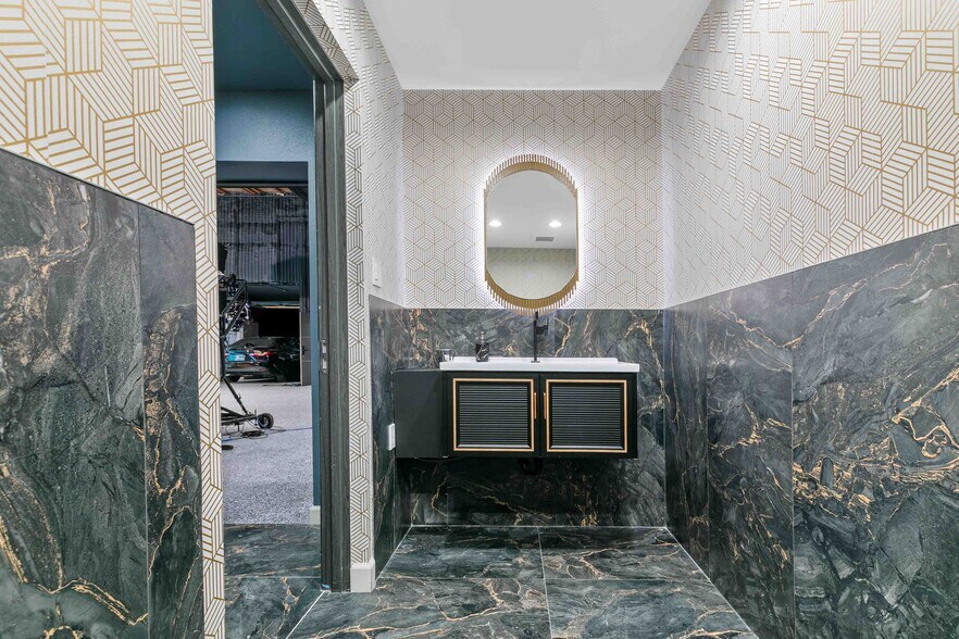 More Photos Of 11112 Ventura Blvd, Studio City Office For Sale