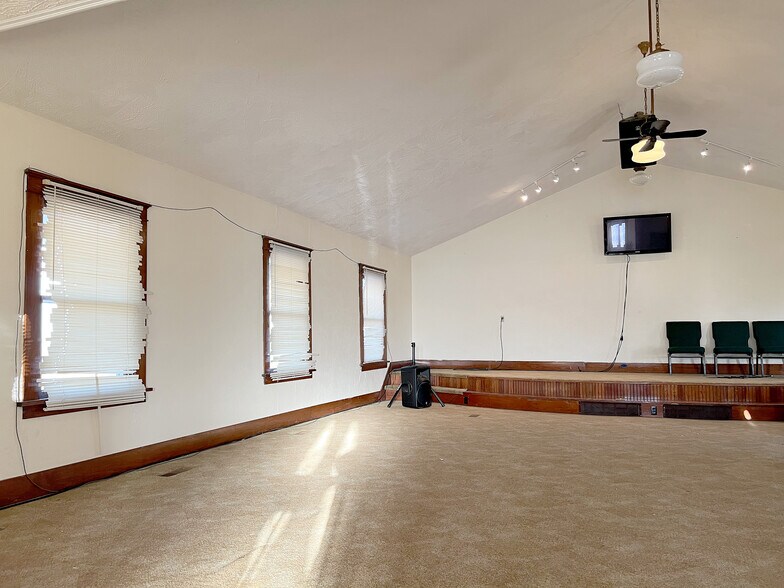 More Photos Of 1102 D St, Fairbury Specialty For Sale