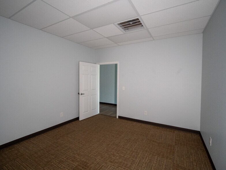 More Photos Of 1654-1664 S Choctaw Rd, Choctaw Freestanding For Lease