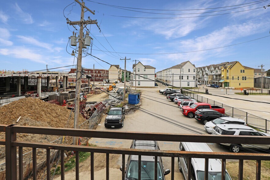 More Photos Of 150 W Main St, Lewisville Bar For Lease