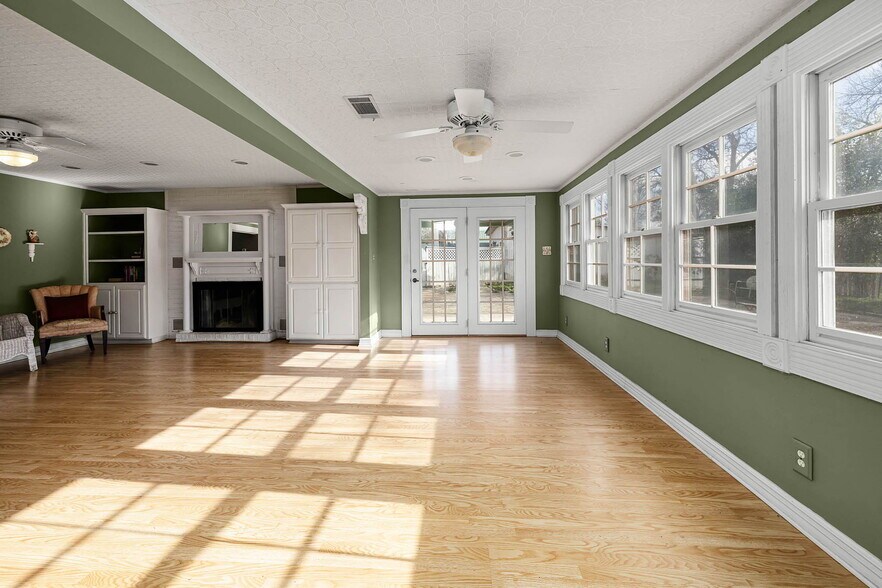 More Photos Of 633 S Castell Ave, New Braunfels Office Residential For Sale