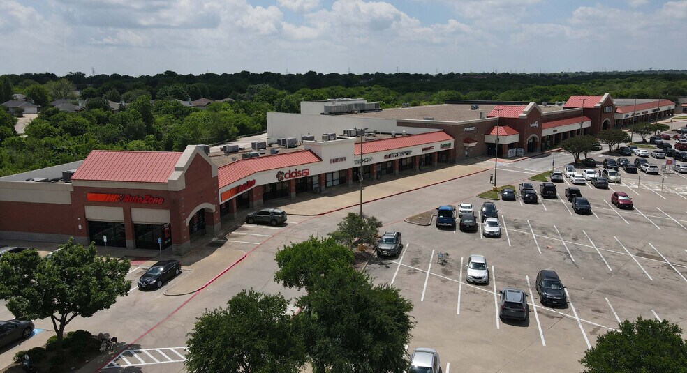 More Photos Of 2344-2400 SE Green Oaks Blvd, Arlington General Retail For Lease