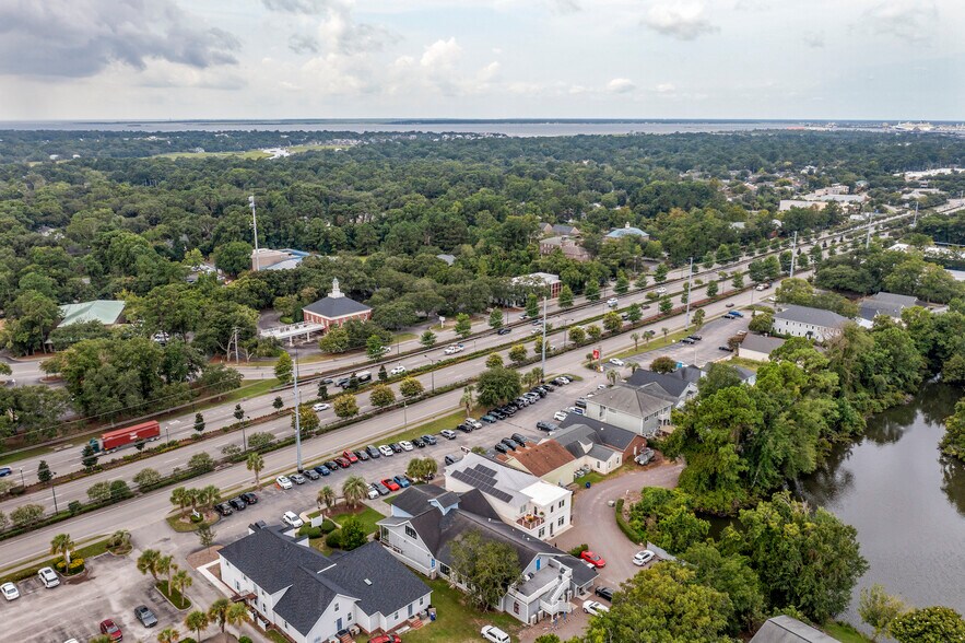 More Photos Of 816 Johnnie Dodds Blvd, Mount Pleasant Office For Lease