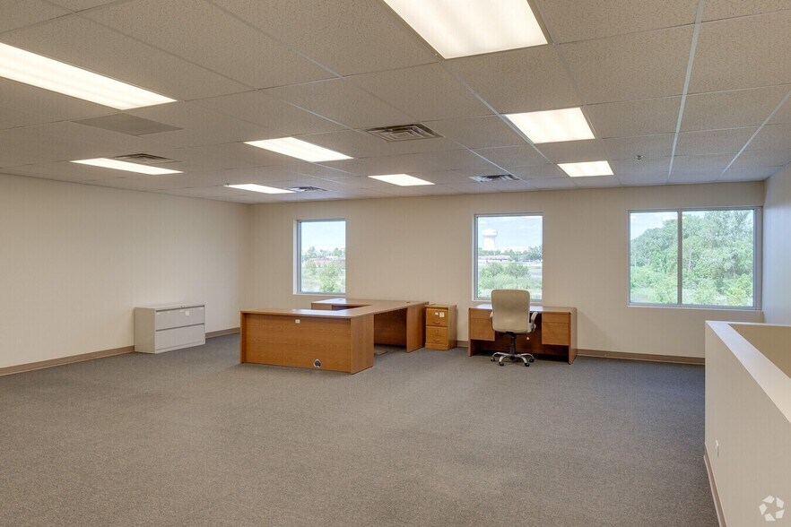 More Photos Of 2220 Ferry Rd, Naperville Showroom For Sale