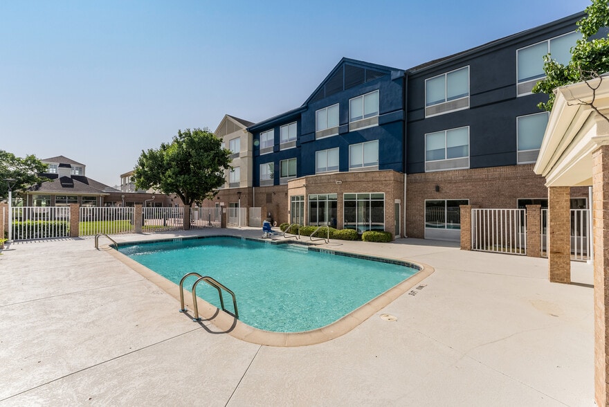 Primary Photo Of 4400 North Fwy, Fort Worth Hotel For Sale