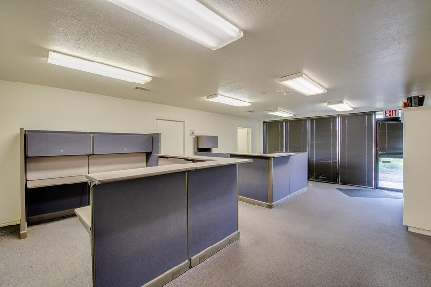 More Photos Of 1212 S Clay St, Ennis Manufacturing For Sale