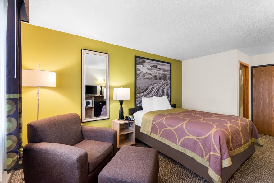More Photos Of 210 10th St SE, Oelwein Hotel For Sale