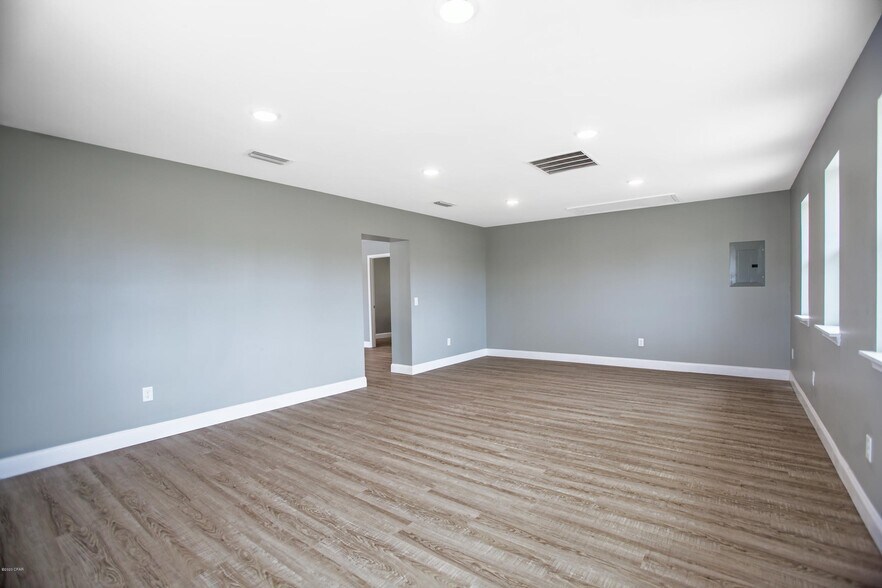 More Photos Of 5618 Lilly St, Panama City Office For Lease