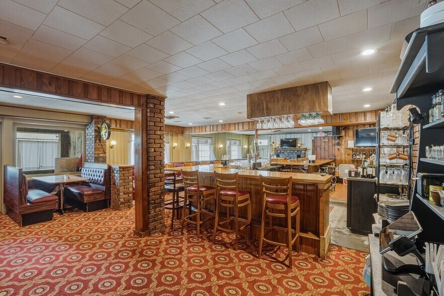 More Photos Of 650 N Main St, Sheffield Restaurant For Sale