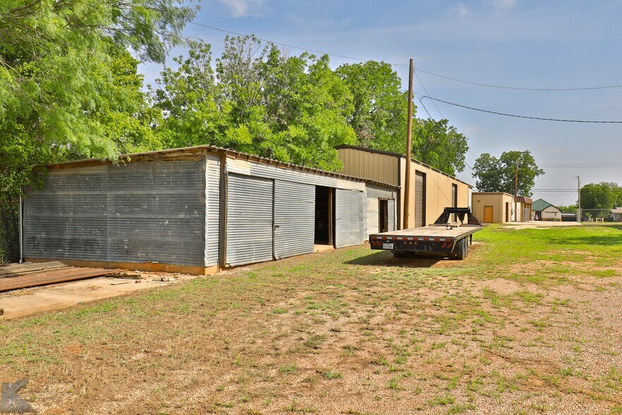 More Photos Of 411 E South 11th St, Abilene Warehouse For Lease