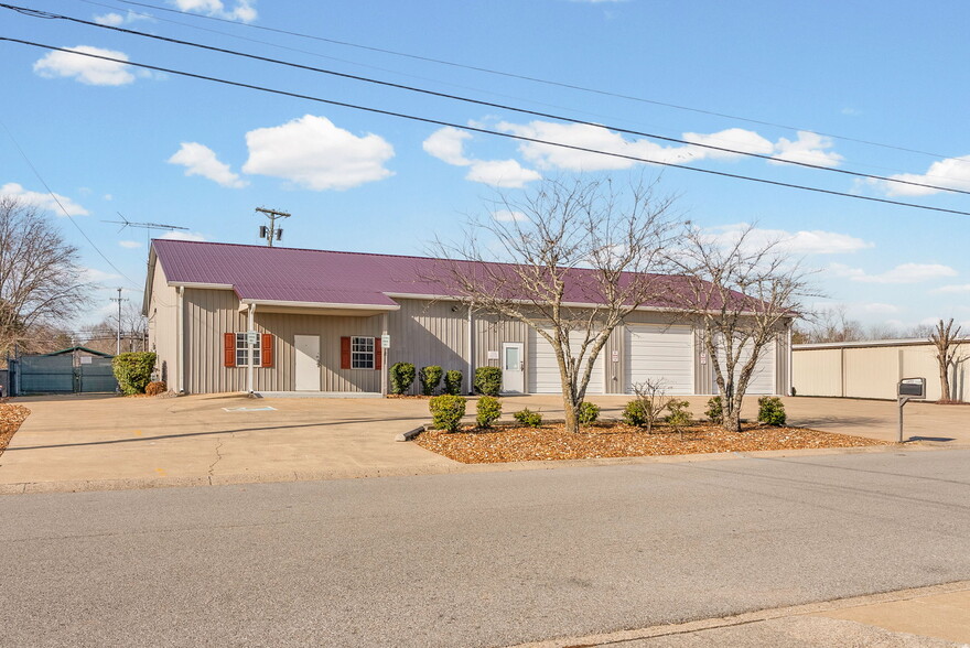 More Photos Of 1811 Alpine Dr, Clarksville Light Manufacturing For Lease