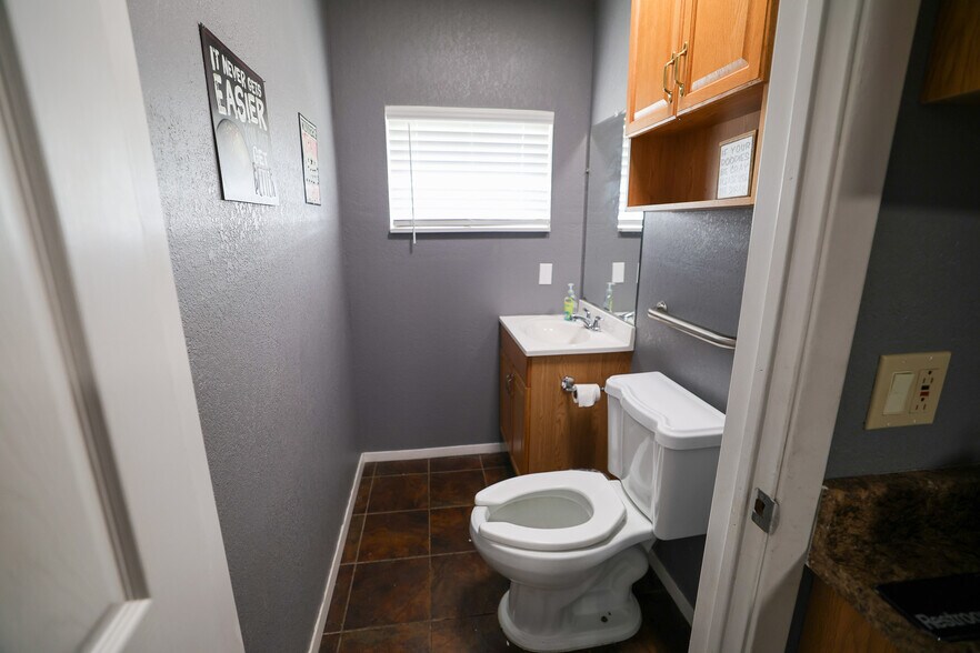 More Photos Of 415 Topeka Ave, Justin Warehouse For Sale