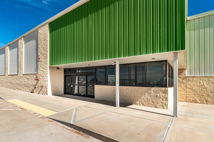 More Photos Of 908 NW 6th St, Tulia Freestanding For Sale