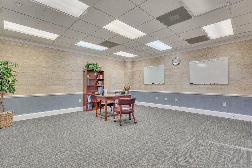 More Photos Of 52 New Orleans Rd, Hilton Head Island Office For Sale