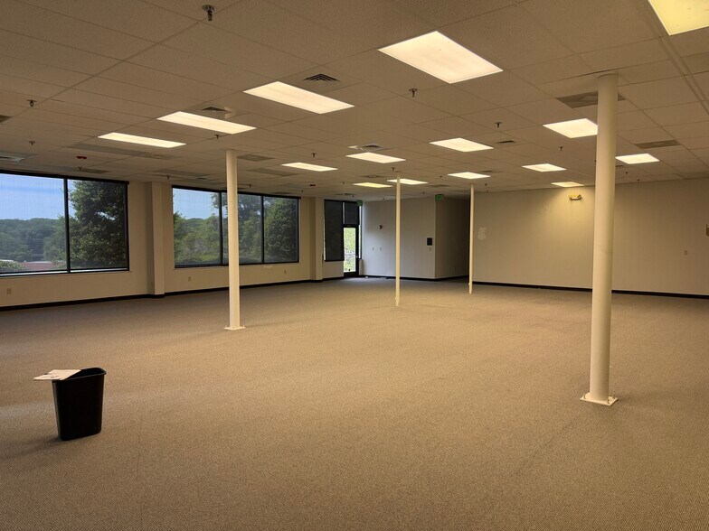 More Photos Of 130 Oak Park Dr, Mooresville Research And Development For Lease