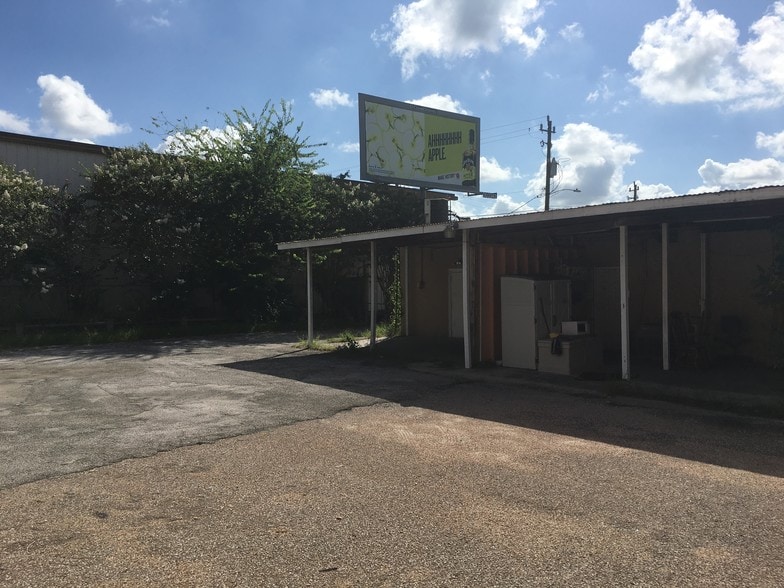 More Photos Of 401-415 Edgebrook Dr, Houston General Retail For Sale