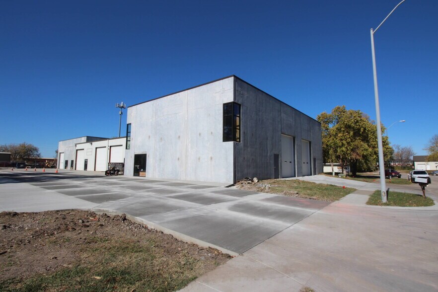 More Photos Of 1920 Holdrege St, Lincoln Light Distribution For Lease