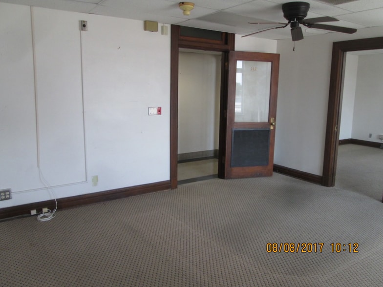 More Photos Of 402 E Grand Ave, Ponca City Post Office For Lease