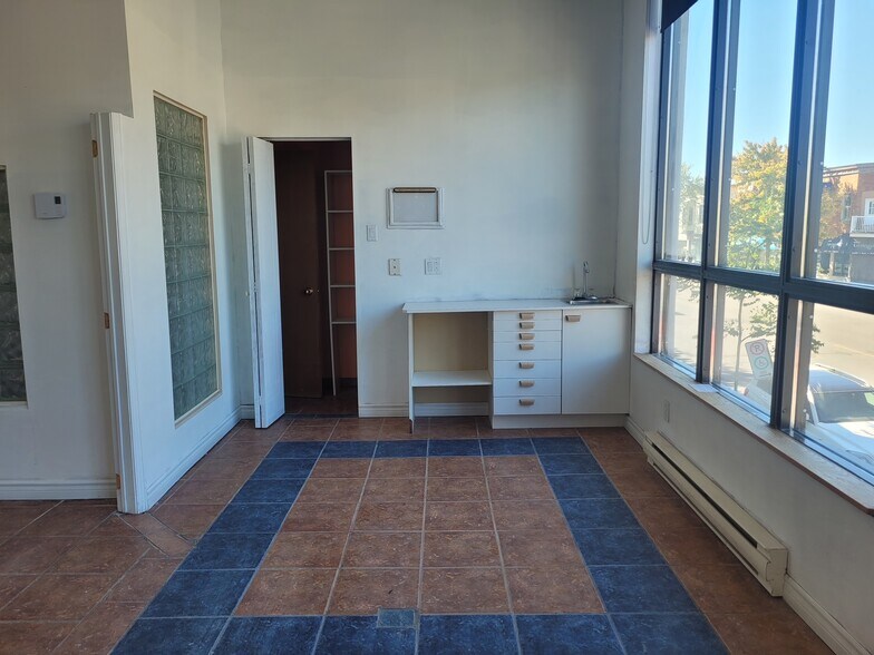 More Photos Of 170 Rue Jarry E, Montréal Storefront Retail Office For Lease