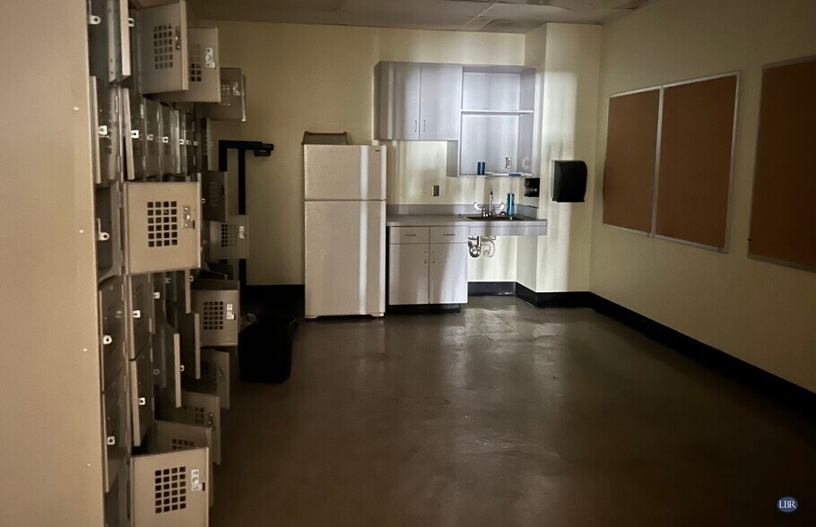 More Photos Of 230 N Courtenay Pky, Merritt Island General Retail For Lease