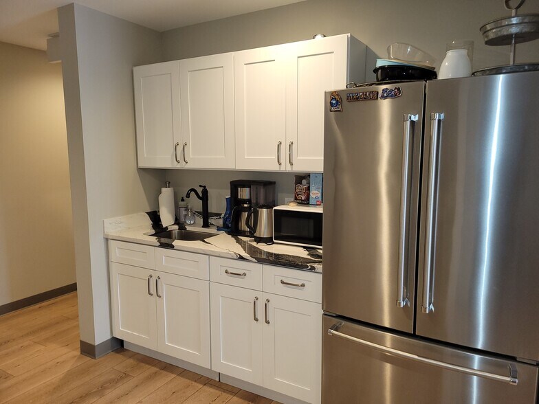 More Photos Of 63 Schinger Ave, Ridgeland Light Distribution For Lease