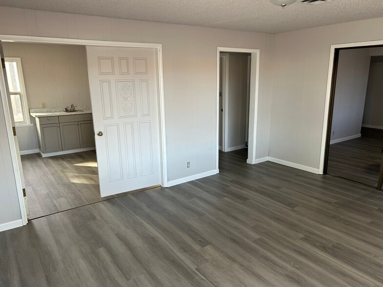 More Photos Of 4810 Westside Rd, Redding Flex For Lease