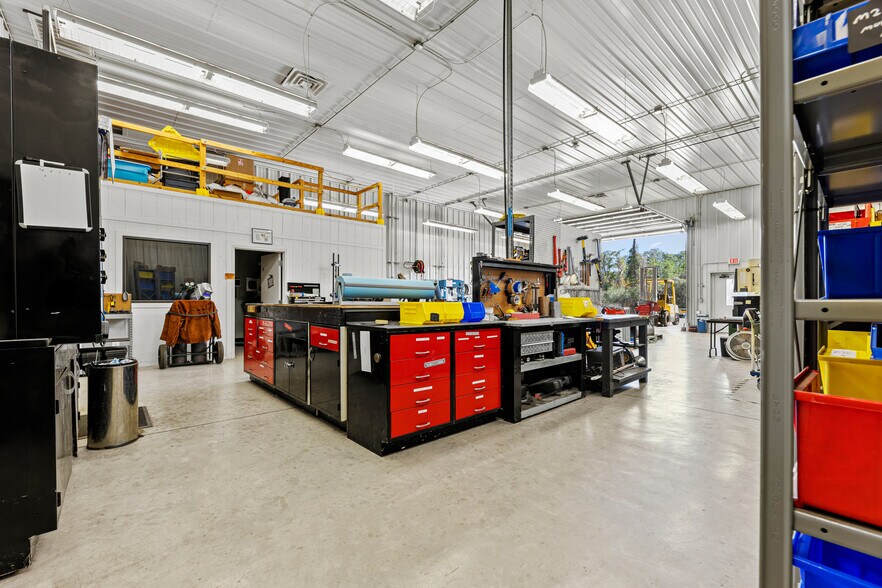 More Photos Of 1271 Rayford Bnd, Spring Light Manufacturing For Sale