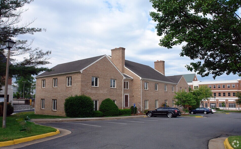 More Photos Of 3921-3951 University Dr, Fairfax Office For Lease