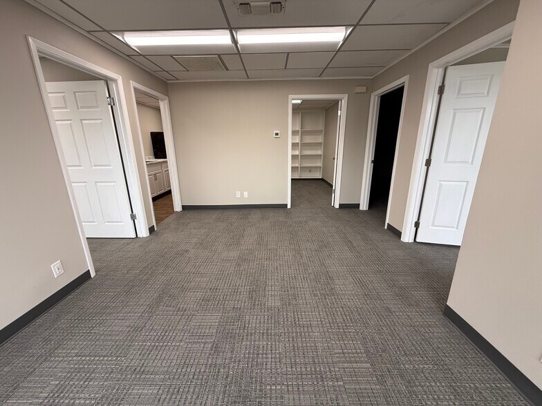 More Photos Of 1018 W Main St, Arlington Medical For Lease