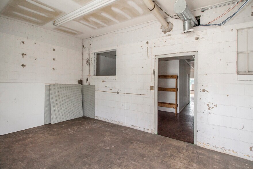 More Photos Of 1052-1072 W Huron St, Waterford Freestanding For Lease