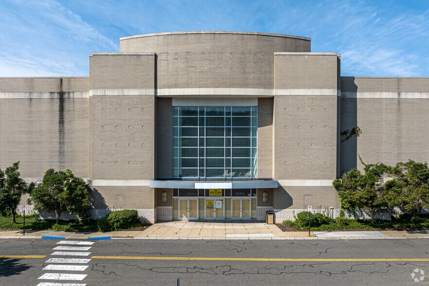 More Photos Of 575 Union St, Waterbury Department Store For Lease