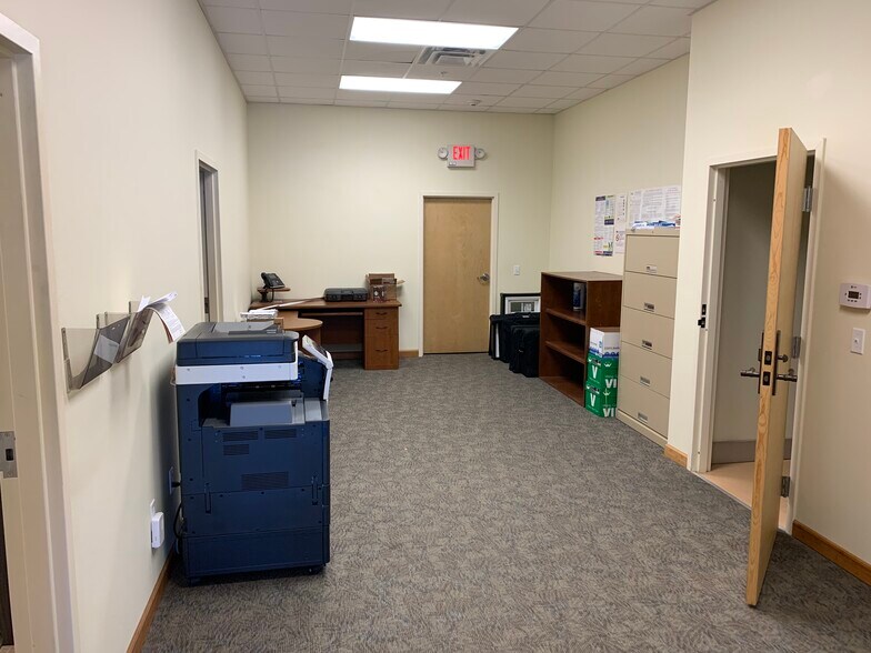 More Photos Of 7509 Pennsylvania Ave, Sarasota Showroom For Lease