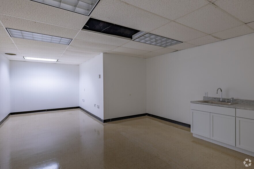 More Photos Of 20 Willow Springs Cir, York Warehouse For Lease