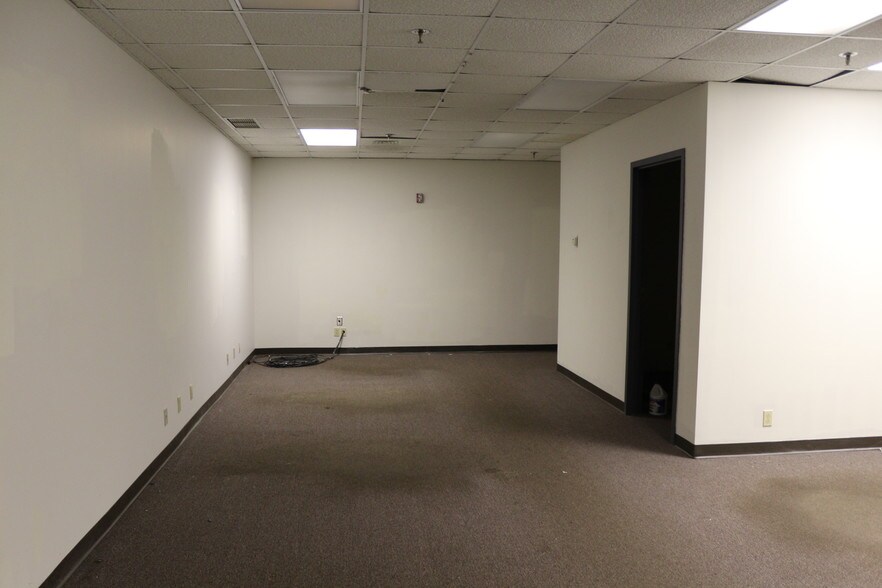 More Photos Of 300 W Jefferson St, Springfield Office For Lease