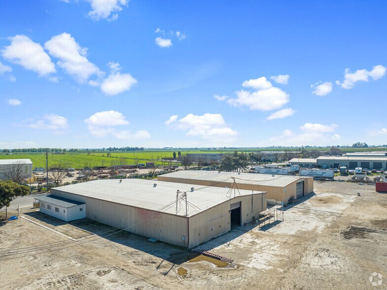 More Photos Of 2037 L St, Newman Industrial For Lease