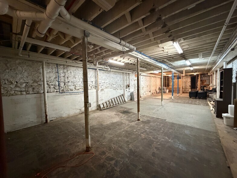 More Photos Of 16 E Washington Ave, Washington Storefront Retail Residential For Lease