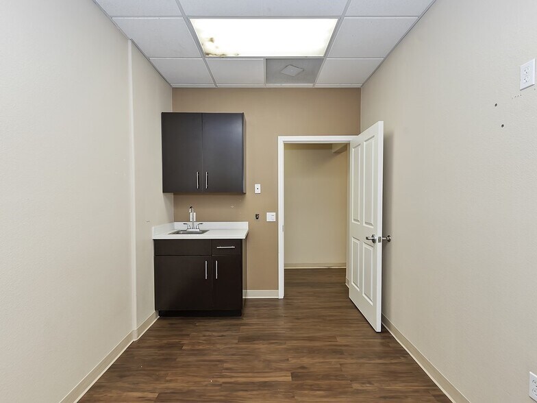 More Photos Of 35400 Bob Hope Dr, Rancho Mirage Medical For Sale