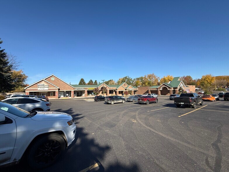 More Photos Of 945-965 E Summit St, Milford General Retail For Lease